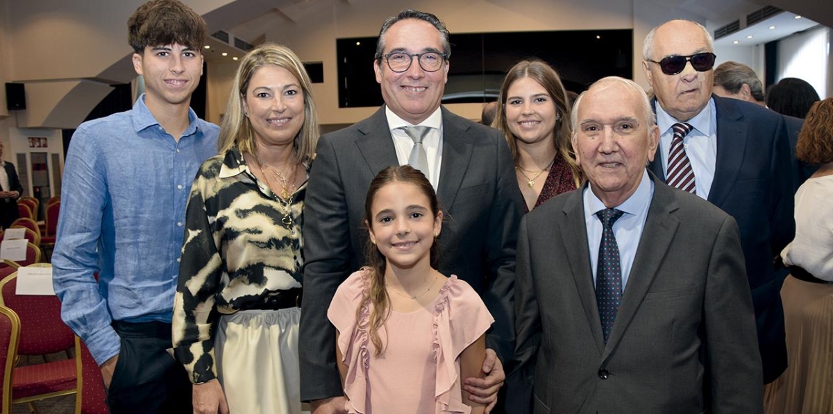 El presidente de la Autoridad Portuaria de Castellón, Rubén Ibáñez, con su familia en el acto institucional de toma de posesión de su cargo. Foto L. D.