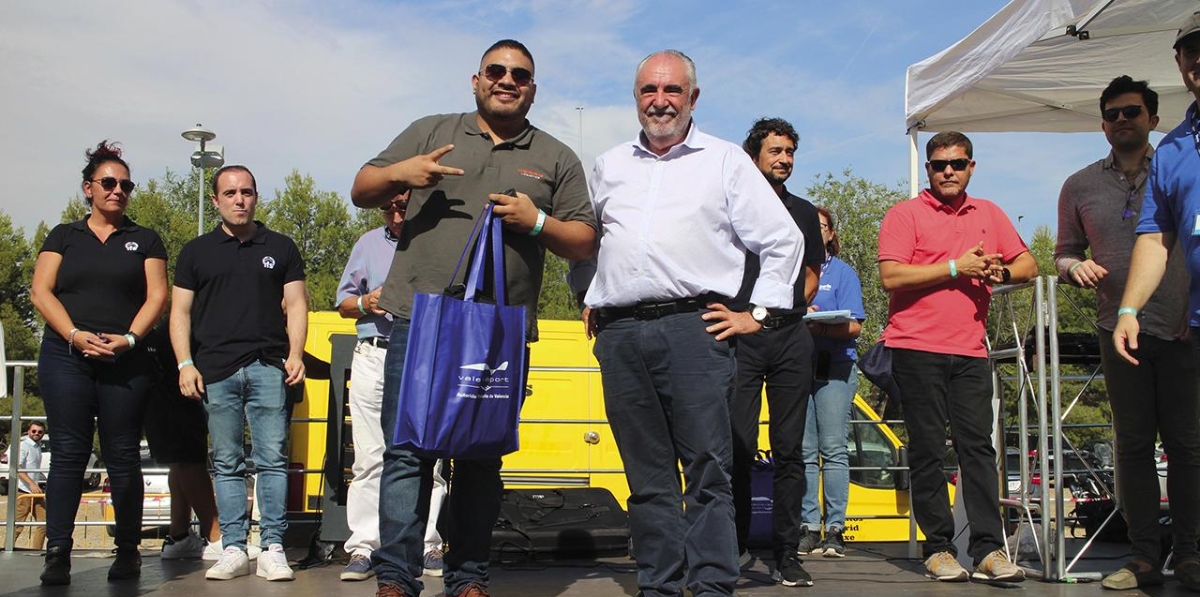 La AP entrega su tercera mochila.