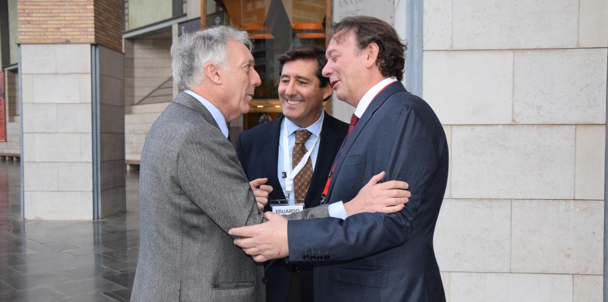 Octavio López, Consejero de Fomento, Vivienda, Movilidad y Logística del Gobierno de Aragón, a su llegada fue recibido por el presidente y el gerente de ALIA, Educardo Corella y Ángel Gil.