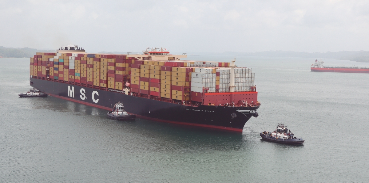 El “MSC Bianca Silvia”, remolcado en el lagón Gatún hacxia la entrada a la esclusa de la ampliación de Agua Clara. Foto J.P.