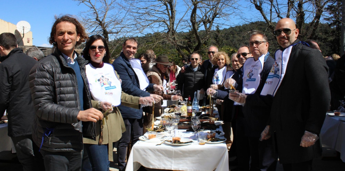 Si calçots quieres comer, el “pitet” te tendrás que poner.