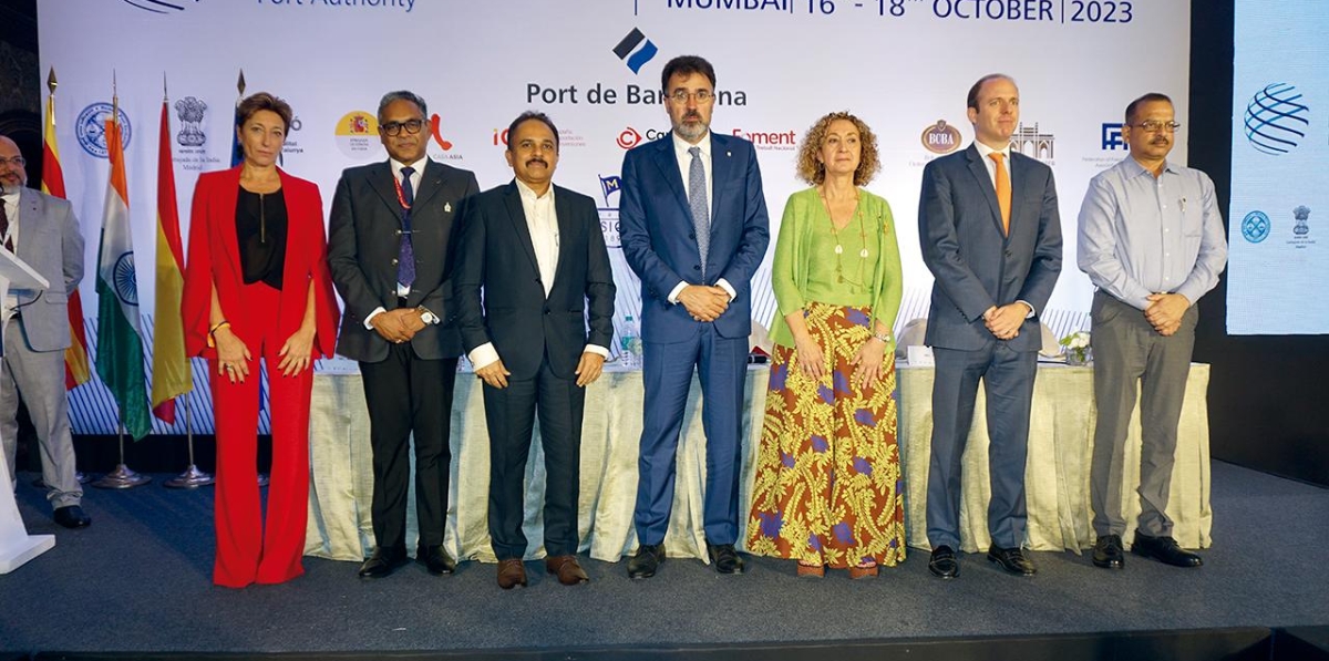 De izquierda a derecha, Carla Salvadó, directora comercial de la Autoridad Portuaria de Barcelona; Anil Radhakrishnan, presidente de la cámara de Comercio e industria de Bombay; Shyam Jagannathan, director general de Navegación del Ministerio de Puertos y Navegación del Gobierno de la India; Lluís Salvadó, presidente de la Autoridad Portuaria de Barcelona; Ester Capella, consellera de Mobilitat de la Generalitat de Catalunya; y Bhabtosh Chand, Dy Conservator of the Mumbai Port Trust. Foto F.V.