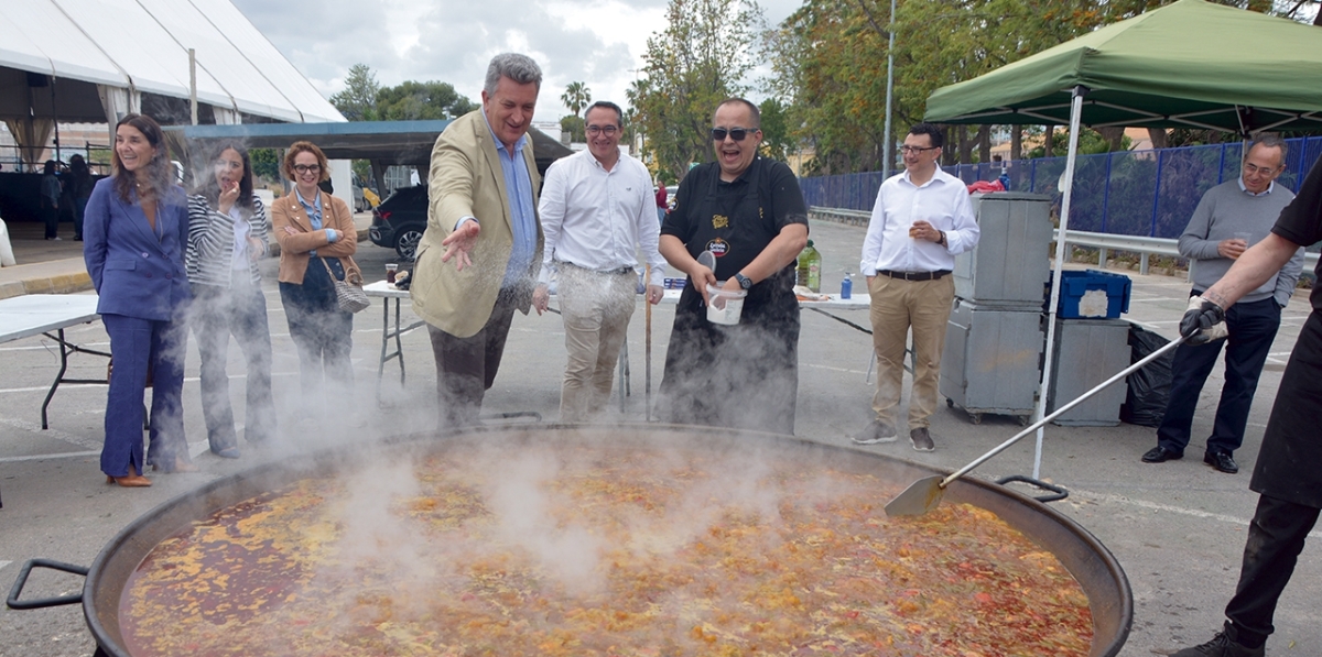 El vicepresidente tercero de la GVA, Vicente Martínez Mus, echando arroz en la paella. Foto J.C.P.