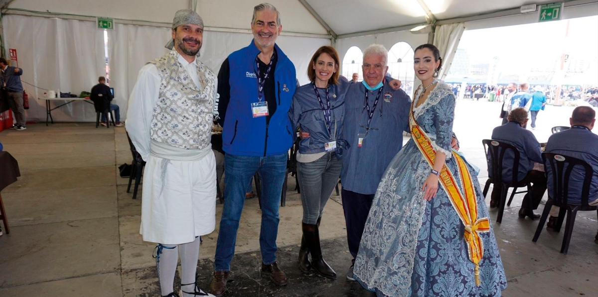 El presidente y la fallera mayor de El Parotet flanquean a Paco Prado, Pilar Gascó y Miguel Pelegrí