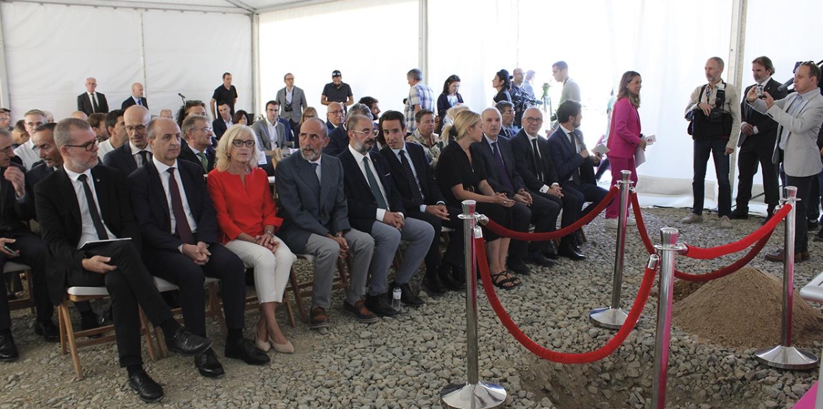 Asistentes al acto de colocación de la primera piedra en literaTIM. Foto A.Tejera.