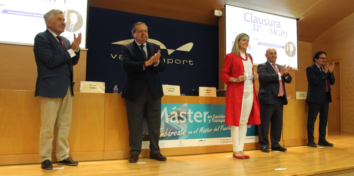 Reconocimiento a Infoport Valencia, recogido por su responsable de Organización y Calidad, Carla Sapiña.