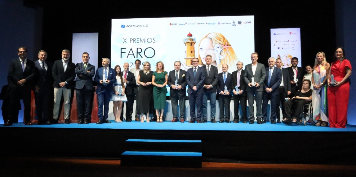 Rubén Ibáñez (en el centro de la imagen), junto a los galardonados y representantes de las empresas patrocinadoras de los Premios Faro. Foto R. T.