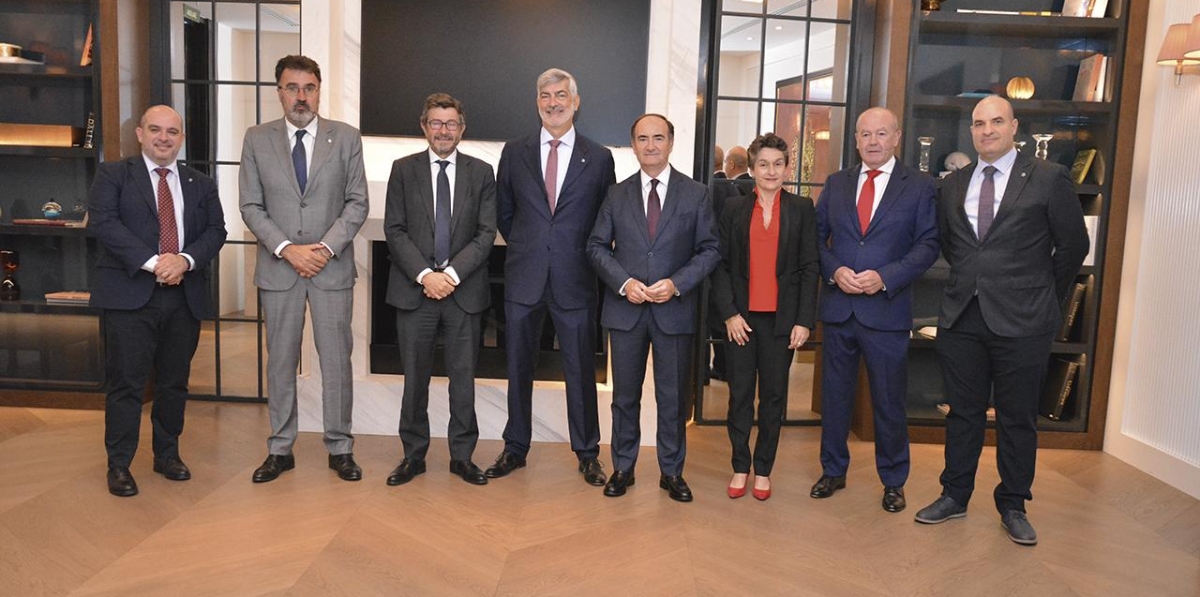 De izquierda a derecha, Fernando Vitoria, director general de Grupo Diario Editorial; Lluís Salvadó, presidente de la Autoridad Portuaria de Barcelona; Álvaro Rodríguez Dapena, presidente de Puertos del Estado; Francisco Prado, director general de Grupo Diario; Gerardo Landaluce, presidente de la AP Bahía de Algeciras; Mar Chao, presidenta de la Autoridad Portuaria de Valencia; Ricardo Barkala, presidente de la Autoridad Portuaria de Bilbao; y Miguel Jiménez, director de Diario del Puerto. Foto R. T.