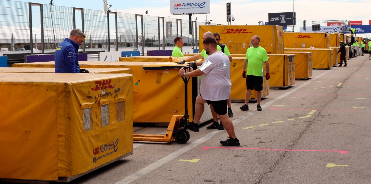 13:00 horas. Se da el pistoletazo de salida y los operarios de cada equipo comienzan la apertura de los contenedores.