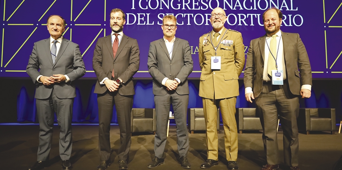Gerardo Landaluce, presidente de la Autoridad Portuaria de la Bahía de Algeciras; Benito Núñez, secretario general de Transportes Aéreo y Marítimo del Ministerio de Transportes y Movilidad Sostenible; Miguel Otero, investigador principal en el Real Instituto Elcano; Miguel Ballenilla, teniente general y director del Centro Superior de Estudios de la Defensa Nacional (CESEDEN); y Pablo Conde, director general de Desarrollo de Negocio Internacional de ICEX. Foto R. T.