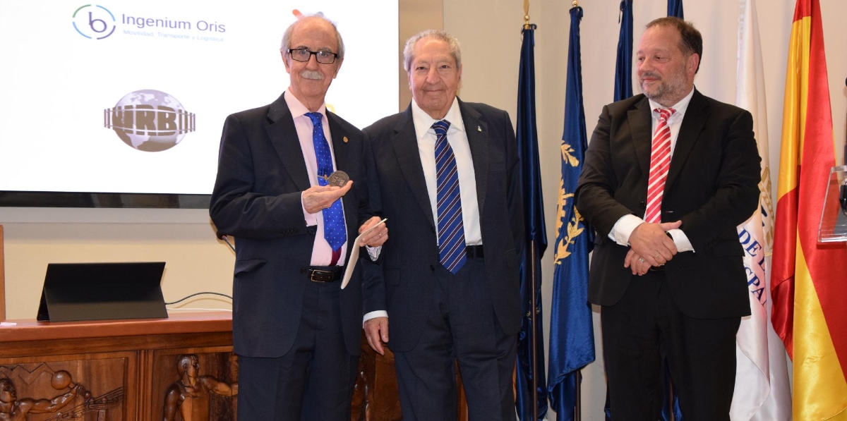 José Cañizares Moyano recibió una de las medallas de la AET. Foto B.C.