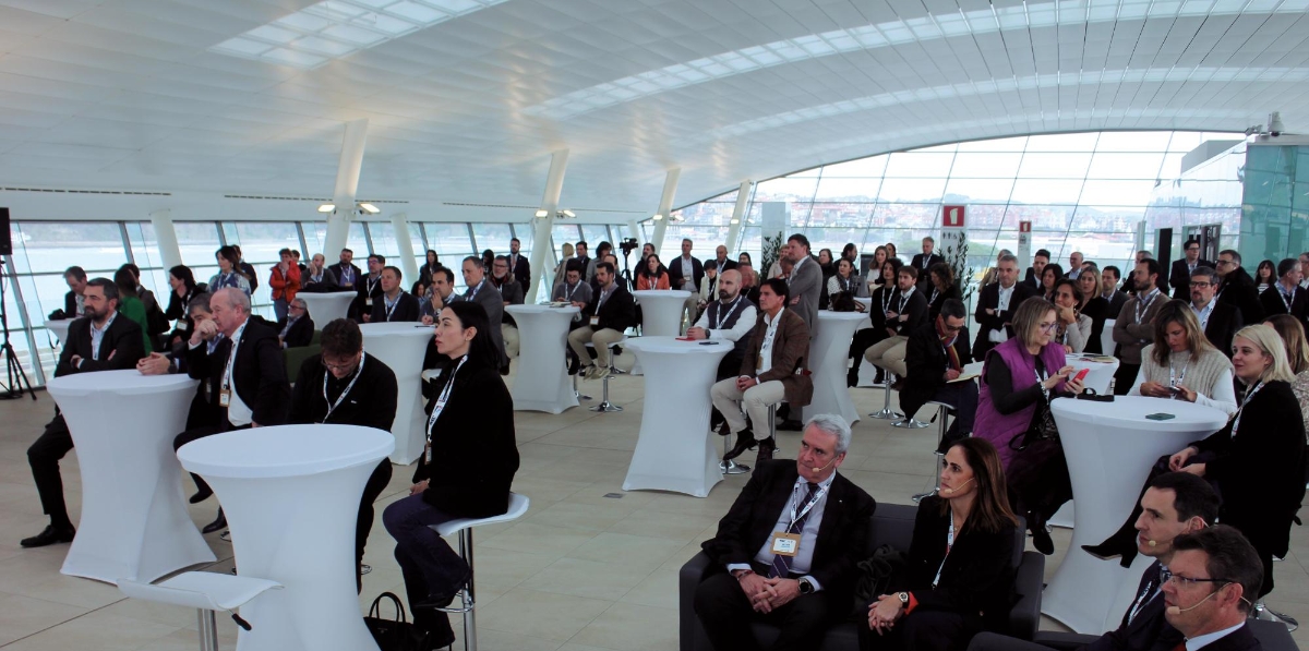 Clientes, proveedores y representantes de la comunidad portuaria de Bilbao se han dado cita en la terminal Olatua de Getxo. Foto J.P.