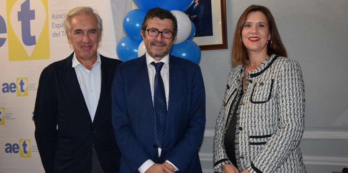 José Luis Romero, secretario General de ANESCO; Álvaro Rodríguez Dapena, presidente de Puertos del Estado; y Pilar Parra, directora Corporativa de Puertos del Estado. Foto B.C.