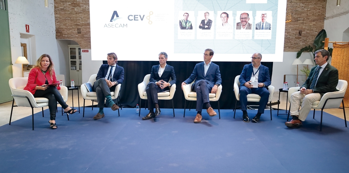 La jornada ha incluido una mesa redonda moderada por Yolanza Atiénzar, presidenta de la Comisión de Logística de la CEV, en la que han participado Pedro Catalán, director gerente de Logitren Ferroviaria; Javier Rivera, CFO de PowerCo Battery Spain; Eduardo Moraga, managing director de Lannutti España; Pedro Sas, director general de Aragón Plataforma Logística; y Salvador Galve, presidente de Alianza de Corredores.eu. Foto R. T.