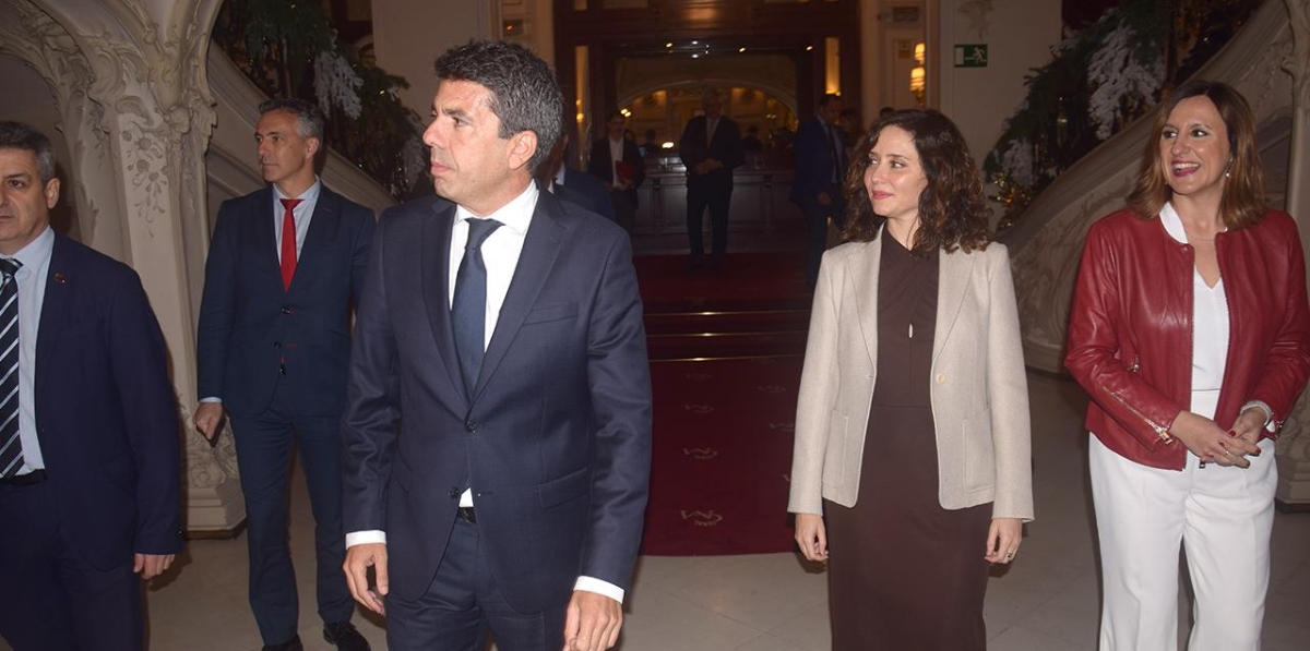 Carlos Mazón, presidente de la Generalitat Valenciana; e Isabel Díaz Ayuso, presidenta de la Comunidad de Madrid, a su llegada a la rueda de prensa celebrada en el marco de la II Cumbre Empresarial Madrid-Valencia. Foto M.J.
