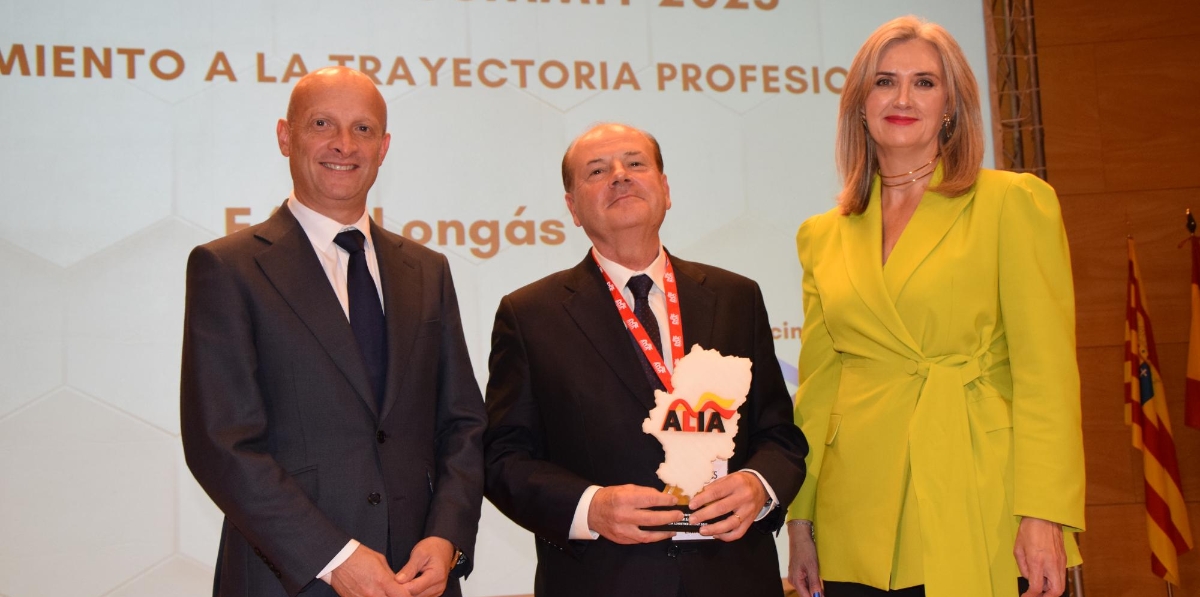 Félix Longás, directivo de La Zaragoza durante más de 30 años, recibió el premio de manos de Laura Fuentes, consejera delegada de Disaragón, y Carlos Gimeno, consejero de Economía y Transformación digital del Ayuntamiento de Zaragoza.