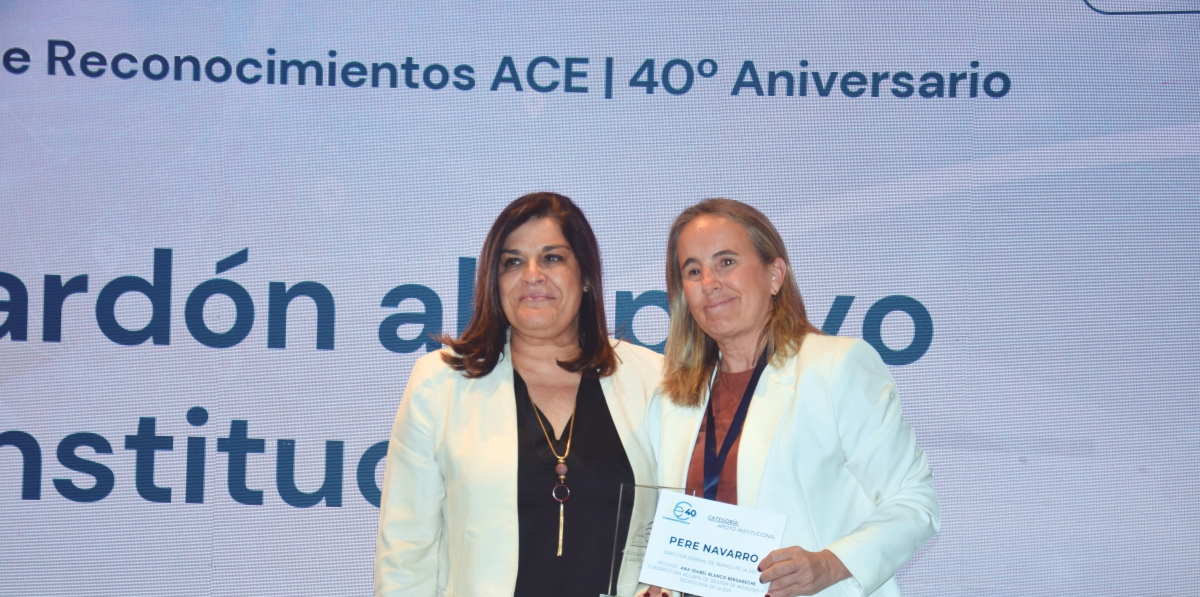 María de Jesús (FM Logistic) y representante Pere Navarro (DGT). Foto M.J.