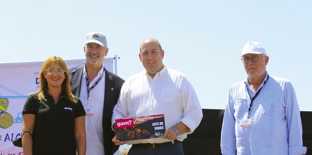 Laura Alavad (GAM) entrega premio a José Carlos López de APBA - pack vinos.