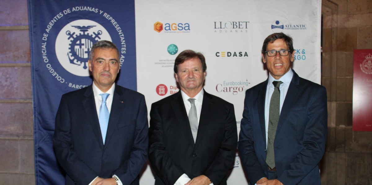 Salva Richart, MSC; Antonio Llobet, presidente del COACAB, y Gonzalo Sanchís, presidente del Propeller Club Barcelona. Foto A.Tejera.