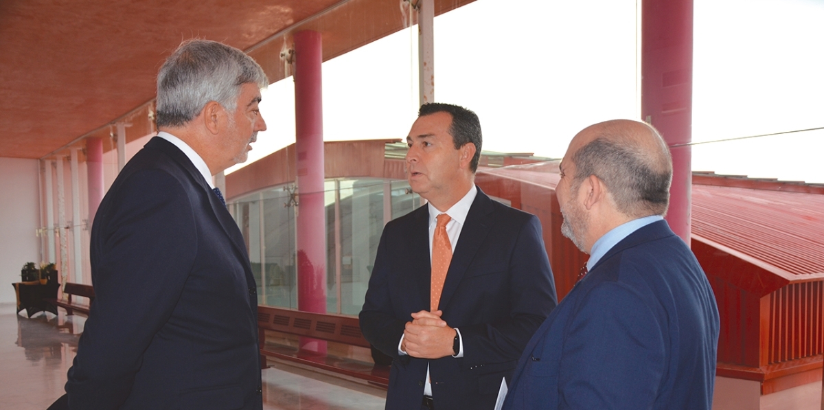 Francisco Prado, director general de Grupo Diario, Gustavo Santana, presidente de Puertos del Estado y Fernando Vitoria, director general de Grupo Diario Editorial. Foto J.C.P.