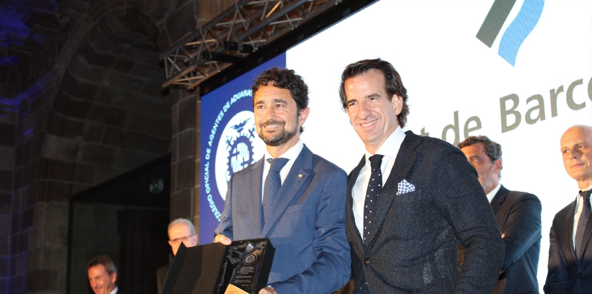 Damià Calvet, presidente del Port de Barcelona recoge obsequio en reconocimiento de la mano de José Miguel Masiques Jardí, Empresas Masiques. Foto A.Tejera.