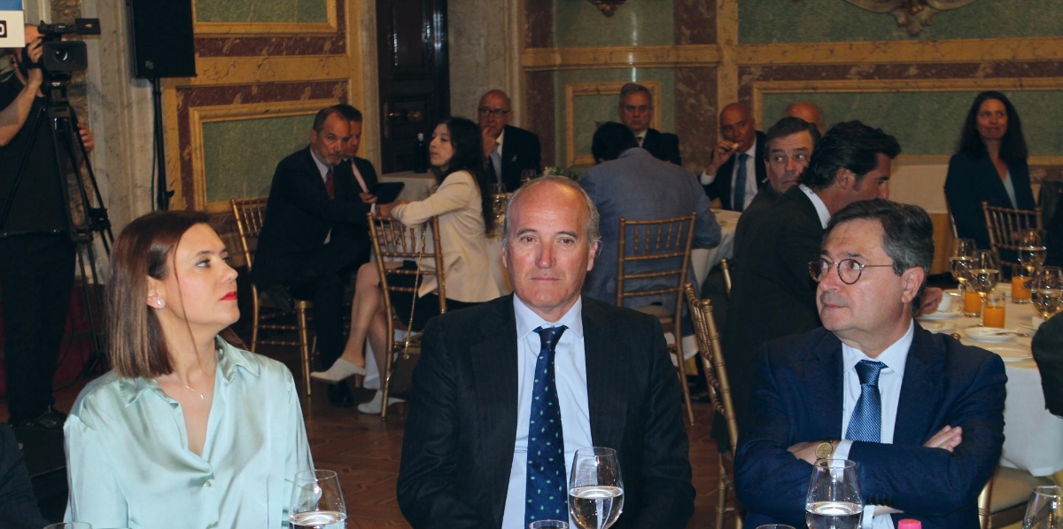 Pilar Parra, directora corporativa de OPPE; Julián Núñez, presidente de Seopan; y Laureano Lourido, presidente de la AP de Gijón. Foto Miguel Jiménez