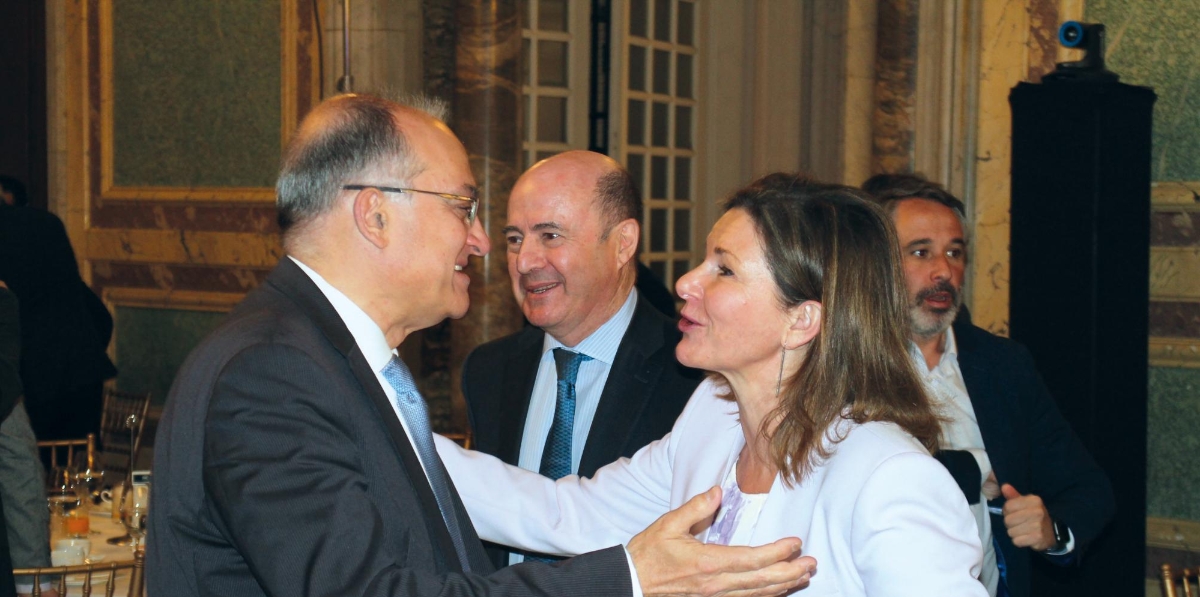Joan Calbuig, nuevo presidente de la APV, saluda a María José Rallo, secretaria general de Transportes. Foto Miguel Jiménez
