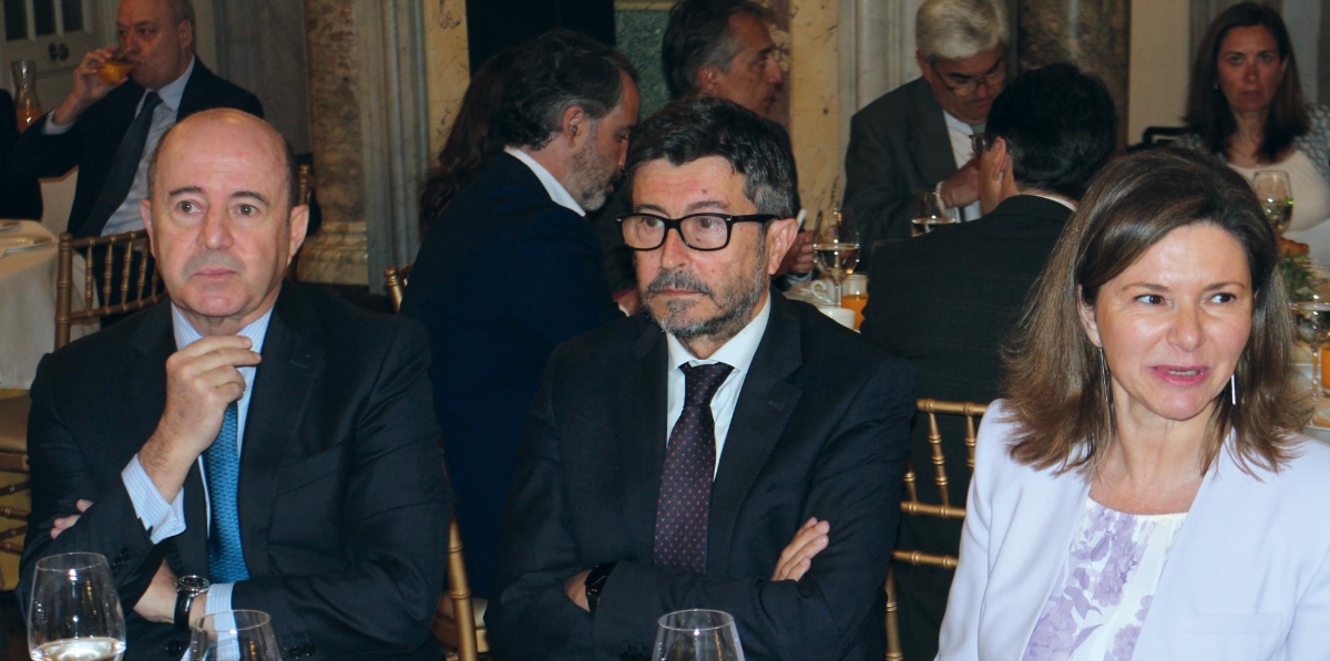 José Antonio Fernández, vicepresidente de OHLA; Álvaro Rodríguez Dapena, presidente de Puertos del Estado; y María José Rallo, secretaria general de Transportes. Foto Miguel Jiménez