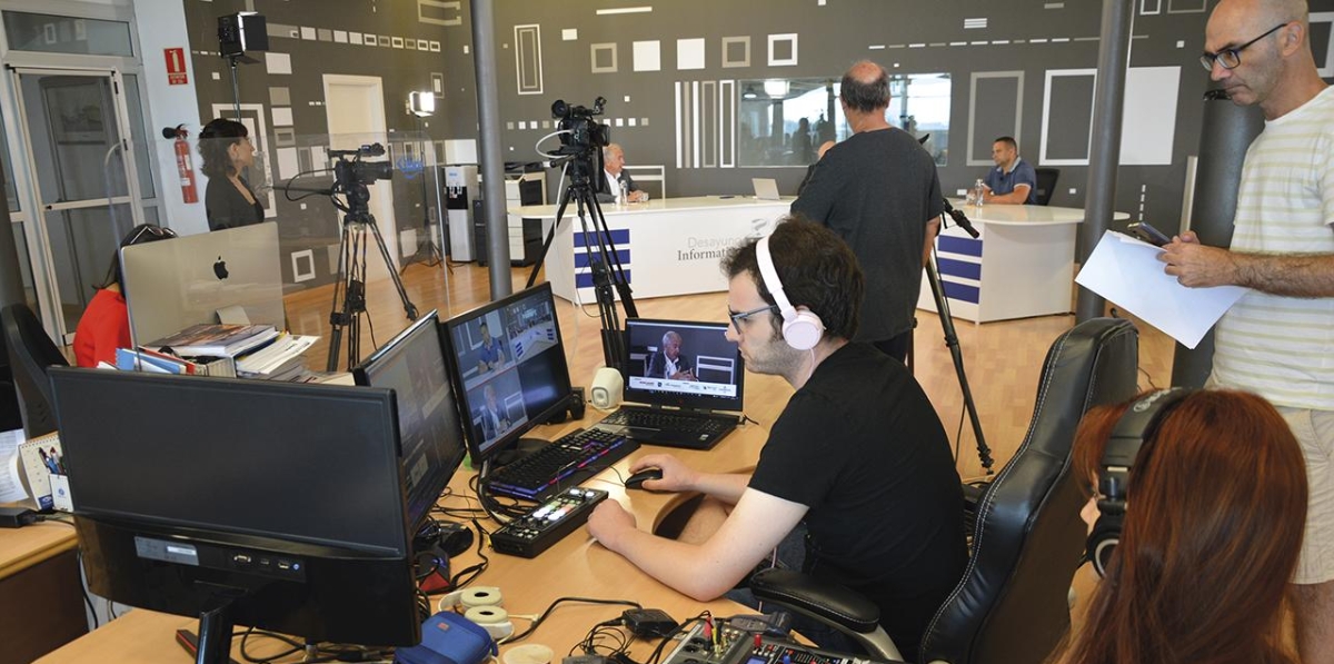 El Desayuno Informativo sirvió para ratificar el formato televisivo por el que ha apostado Grupo Diario-Diario del Puerto, reforzado con la ampliación de los recursos técnicos puestos al servicio de la mejor comunicación y activados gracias al acuerdo con Espai 70, especialistas en comunicación audiovisual. Foto: Raúl Tárrega.
