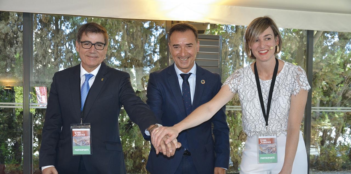Xavier Fonollosa, Robert Raga y María Ubarretxena, durante la firma de la Declaración de Interés al mecanismo Next Generation de los seis grandes municipios industriales que integran la liga peninsular del G6 (Arteixo, Antequera, Martorell, Mérida, Mondragón y Riba-roja). Foto: Raúl Tárrega.