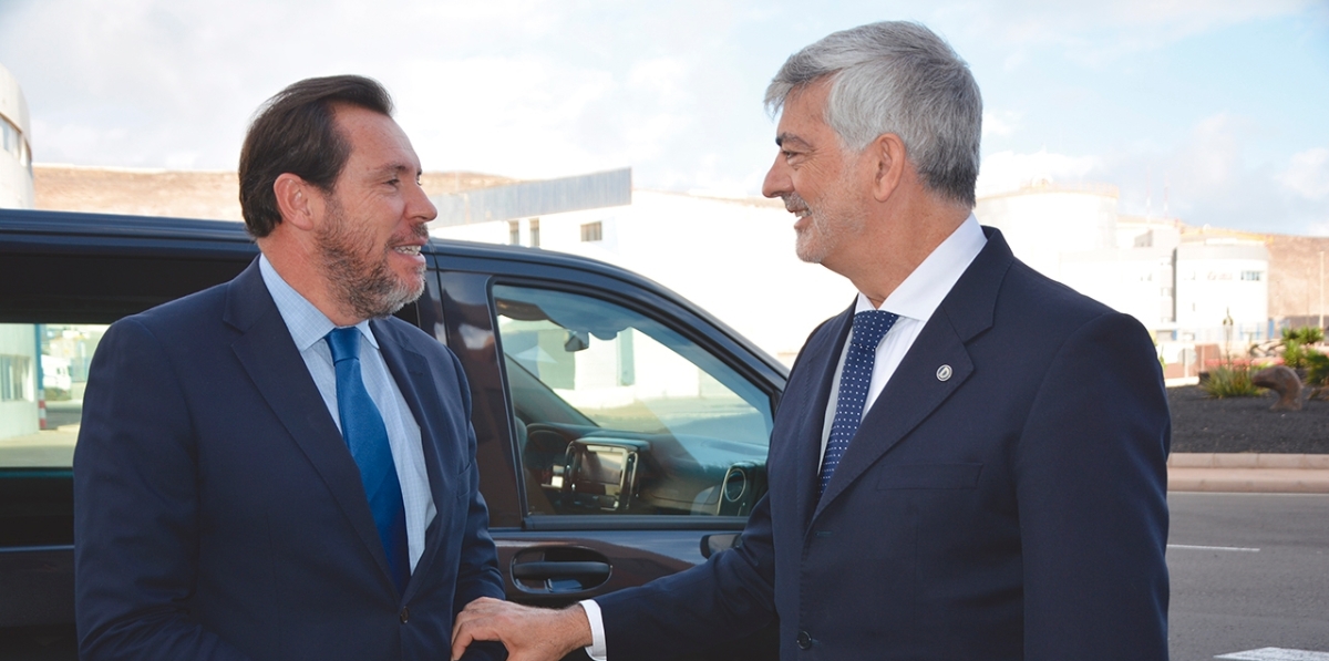Óscar Puente, ministro de Transportes y Movilidad Sostenible, junto a Francisco Prado, director general de Grupo Diario. Foto J.C.P.