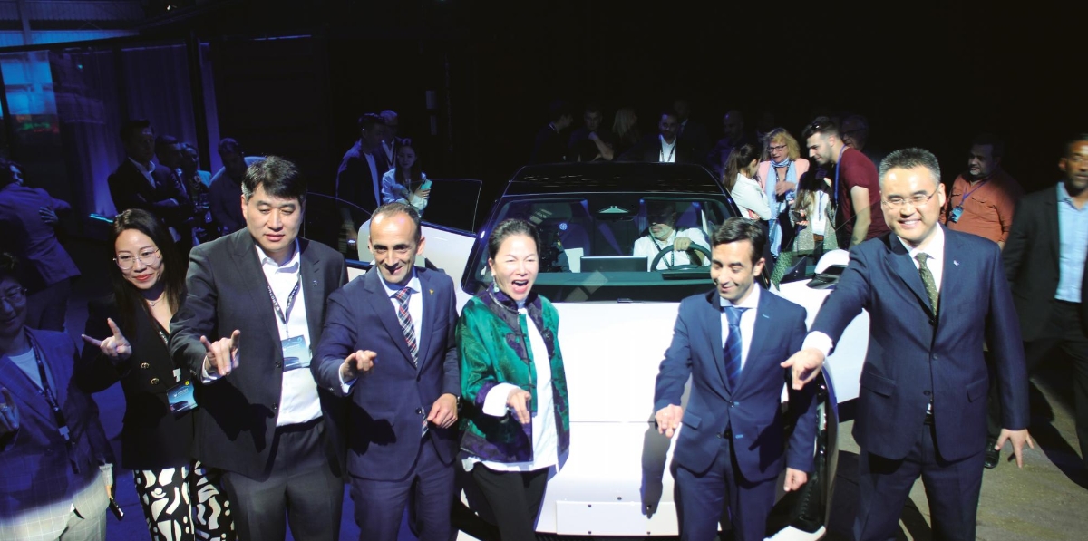 El presidente de la Autoridad Portuaria de Ferrol-San Cibrao, Francisco Barea (tercero izquierda) y el alcalde de Ferrol, José Manuel Rey, escenifican el logotipo de Arcofx, junto a directivos del fabricante chino de automóviles, ante uno de los modelos que se comercializarán en España. Foto J.P