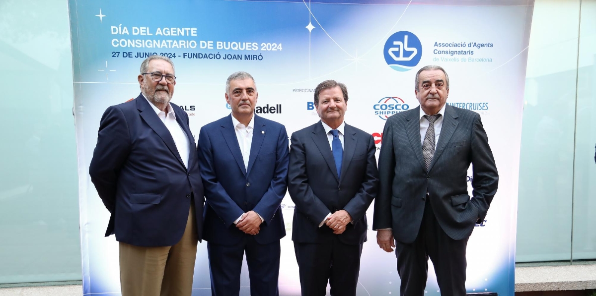 Javier Vidal, presidente AEEPB; Salvador Richard, presidente de la Asociación de Consignatarios de Barcelona; Antonio Llobet, presidente del COACAB; y Emili Sanz, presidente de ATEIA-OLTRA Barcelona. Foto J.J.M.