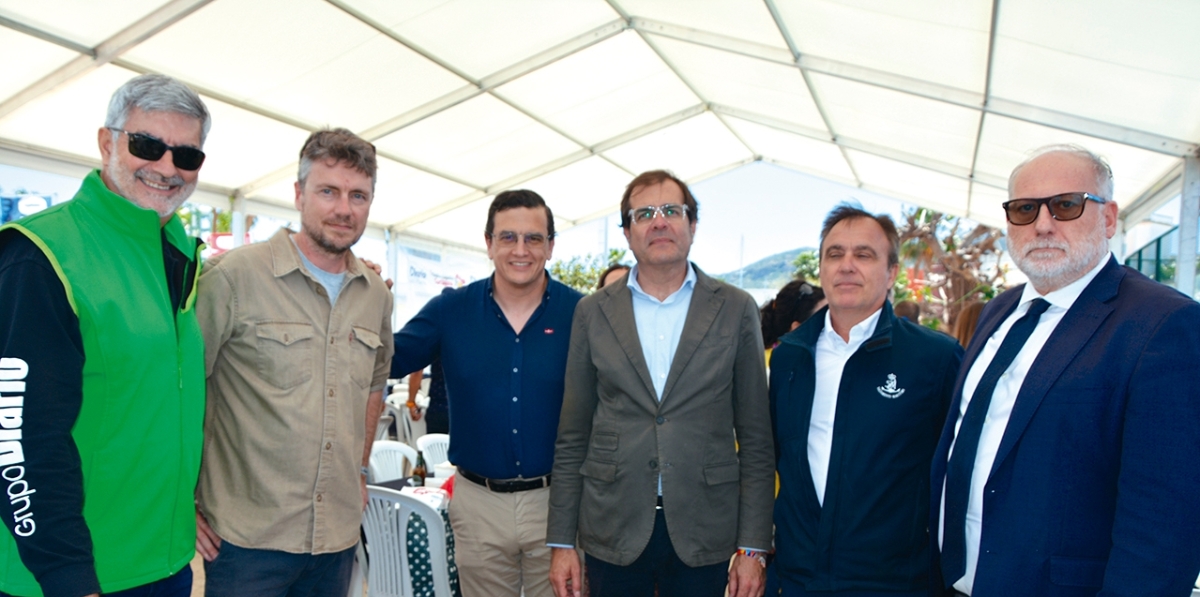 Paco Prado, Jorge Boronat, capitán del “Clara Campoamor” , José María Gómez (director APC); Pedro Pablo Hernández (presidente APC); Máximo Suárez, patrón del “Salvamar Draco” y Sergio Rodríguez, jefe de Salvamento Marítimo de Cartagena. Foto J.C.P.