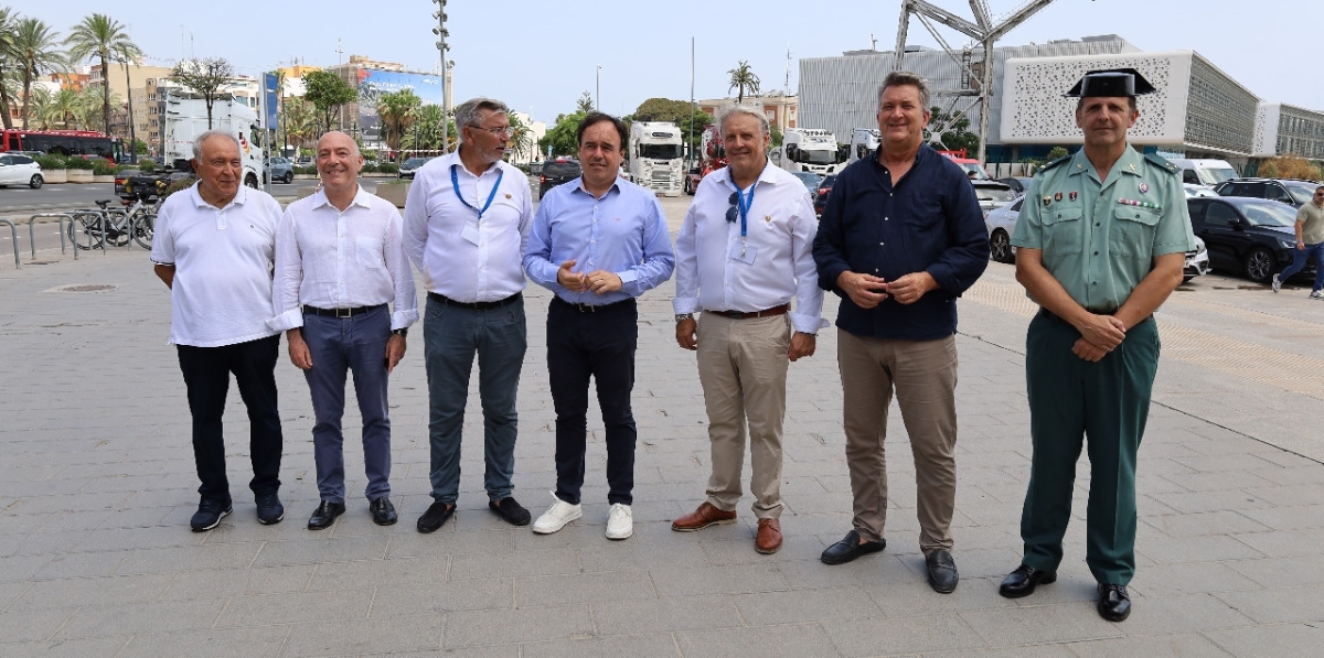 Rafael Milla, presidente de Grupo Raminatrans; Jesús Carbonell, concejal de Movilidad del Ayuntamiento de Valencia; Carlos Prades, presidente de la FVET; Juanfran Pérez Llorca, presidente de la Generalitat Valenciana; Juan Ortega, vicepresidente de la FVET; Vicente Martínez, vicepresidente tercero y Conseller de Medio Ambiente, Infraestructuras, Territorio y de la Recuperación; y Javier Muñoz, capitán de la Guardia Civil. Foto R. T.
