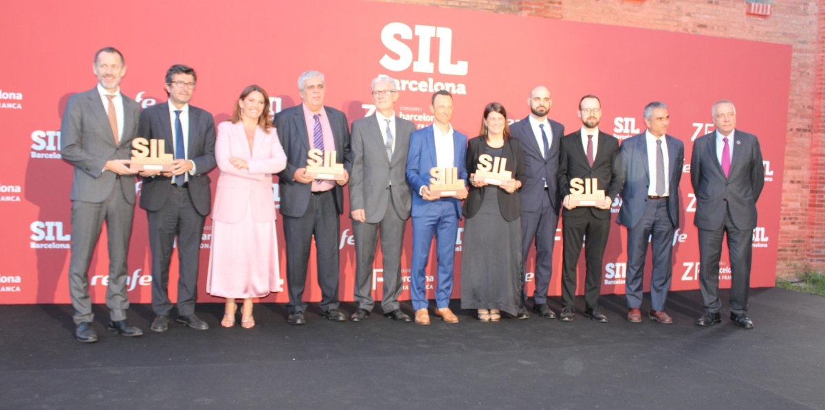 Los ganadores de los Premios SIL 2024 junto al presidente del SIL, Pere Navarro, y la directora general del CZFB, Blanca Sorigué.