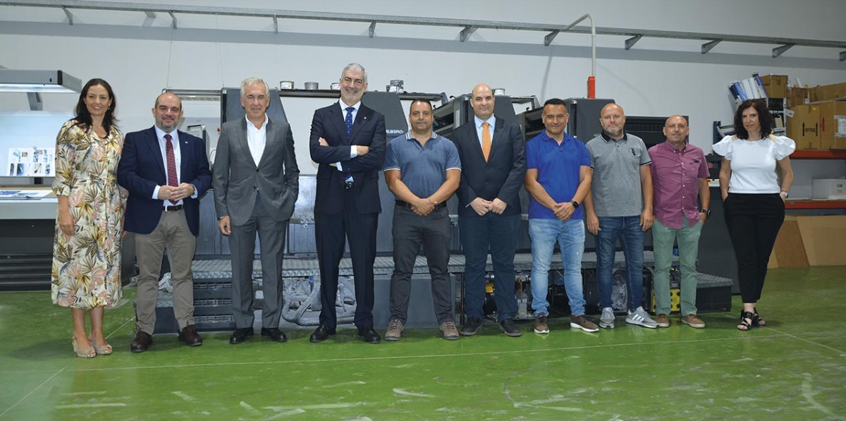 Magda Tatay, directora general editorial de Grupo Diario; Fernando Vitoria, director general de Grupo Diario Editorial; José Luis Romero, secretario general de Anesco; Paco Prado, director general de Grupo Diario; Antolín Goya, coordinador general de Coordinadora Estatal de Trabajadores del Mar; Miguel Jiménez, director de Diario del Puerto; Óscar Martínez, representante de Coordinadora en Valencia; Enrique Moratal, presidente del Comité de Empresa del CPE Valencia; Francisco Alamar, coordinador de la Zona de Levante de Coordinadora; y Loli Dolz, directora de Publicaciones No Diarias de Grupo Diario. Foto: Raúl Tárrega.