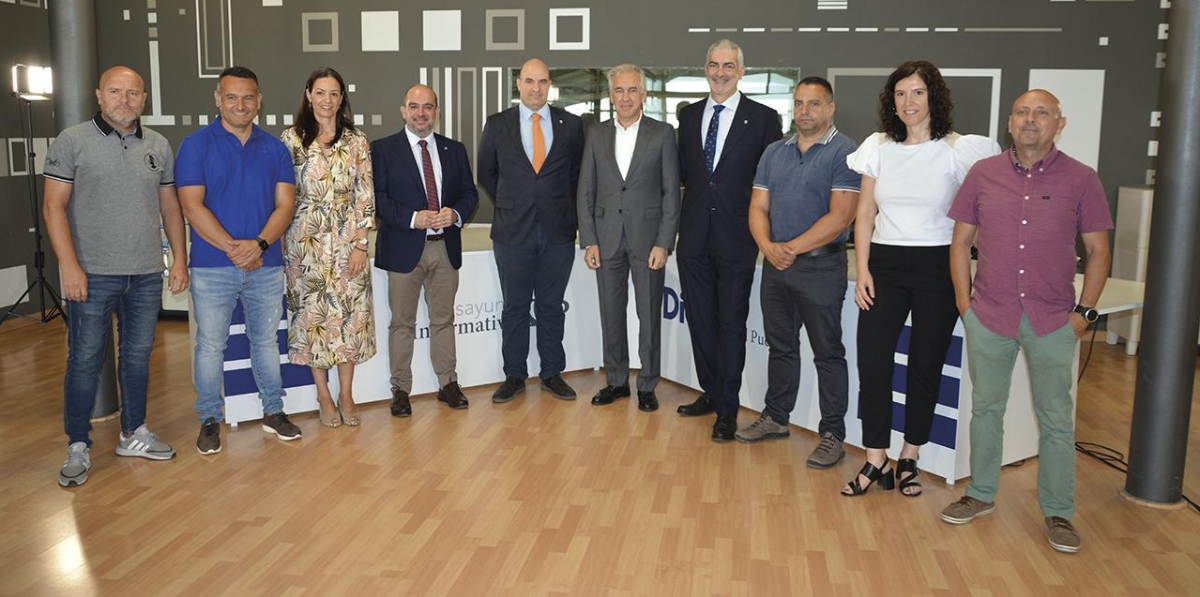 Enrique Moratal, presidente del Comité de Empresa del CPE Valencia; Óscar Martínez, representante de Coordinadora en Valencia; Magda Tatay, directora general editorial de Grupo Diario; Fernando Vitoria, director general de Grupop Diario Editorial; Miguel Jiménez, director de Diario del Puerto; José Luis Romero, secretario general de Anesco; Paco Prado, director general de Grupo Diario; Antolín Goya, coordinador general de Coordinadora; Loli Dolz, directora de Publicaciones No Diarias de Grupo Diario; y Francisco Alamar, coordinador de la Zona de Levante de Coordinadora. Foto: Raúl Tárrega.