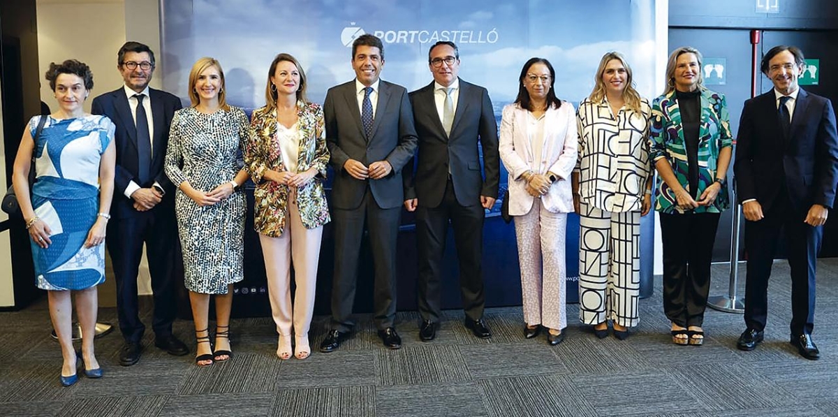 Desde la izquierda: Mar Chao, presidenta de la AP de Valencia; Álvaro Rodríguez Dapena, presidente de Puertos del Estado; Salomé Pradas, consellera de Medio Ambiente, Agua, Infraestructuras y Territorio; Carlos Mazón, president de la Generalitat Valenciana; Rubén Ibáñez, presidente de PortCastelló; Llanos Massó, presidenta de Les Corts; Begoña Carrasco, alcaldesa de Castellón; Marta Barrachina, presidenta de la Diputación de Castellón; Susana Fabregat, delegada del Consell en Castellón; y Luis Rodríguez, presidente de la AP de Alicante. Foto L.D.