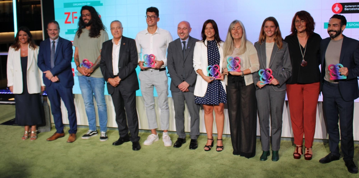 Los ganadores de los Premios a las Mejores Startups de BNEW junto a los responsables del Consorci de la Zona Franca de Barcelona, el Ayuntamiento de Barcelona y la Generalitat de Catalunya. Foto M.V.