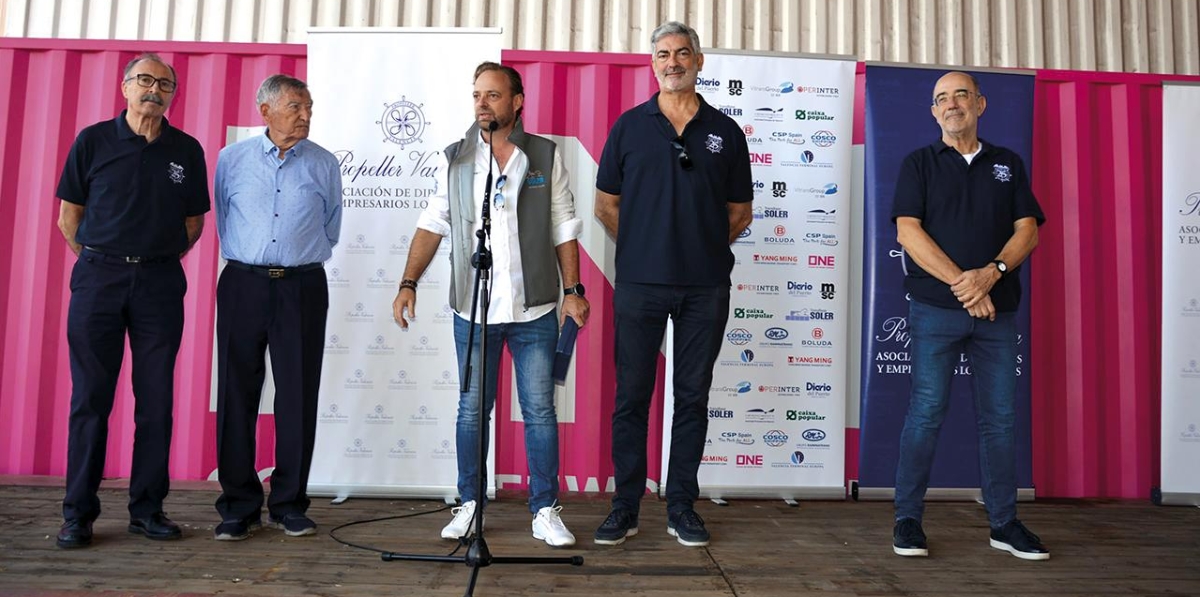 Alfredo Soler, presidente de Propeller Valencia (en el centro de la imagen), junto a los presidentes anteriores de la entidad. De izquierda a derecha: Carlos Vicedo, Francisco Roca, Alfredo Soler, Francisco Prado y Pedro Coca.