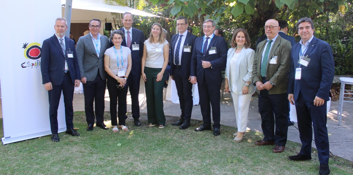 Los presidentes de las Autoridades Portuarias presentes en Seatrade junto a la consejera de Turismo de España en Miami, Elvira Marcos.