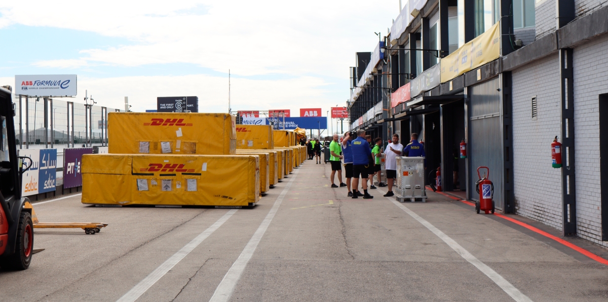 12:55 horas. Todos los contenedores están preparados frente al taller de cada equipo a la espera de ser desembalados.