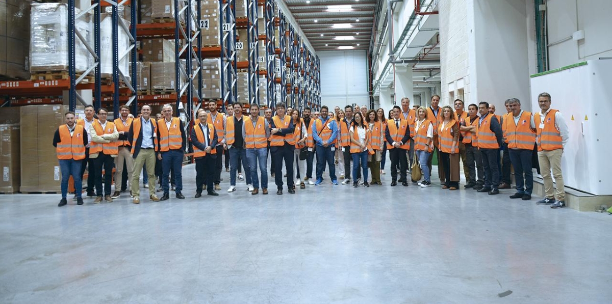 Xabier Azarloza, CEO de In Side Logistics, junto a los asistentes a la presentación de las nuevas instalaciones del operador en Riba-roja. En el evento también se ha dado a conocer el nuevo software de la firma llamado IRIS. Foto Loli Dolz.