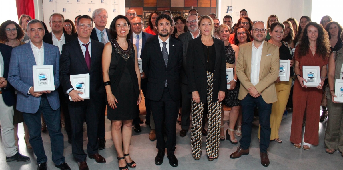 En el centro de la imagen, junto con representantes de las empresas certificadas con la Marca de Calidad Efficiency Network, Marta Pisa, responsable de seguimiento técnico de la Marca de Calidad; Damià Calvet, presidente de la Autoridad Portuaria de Barcelona (APB); Carla Salvadó, deputy director Commercial and Marketing del Port de Barcelona y Ramon Rull, jefe de la Marca de Calidad Efficiency Network. Foto Leila Escrihuela.