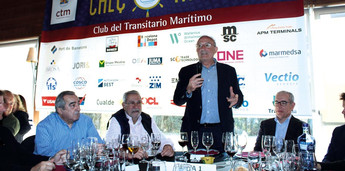 En la imagen, el presidente del Club del Transitario Marítimo (CTM), Jaume Altisent, flanqueado por el presidente de ATEIA-OLTRA Barcelona, Emili Sanz; el presidente de la Asociación de Empresas Estibadoras, Javier Vidal, y el director del Puerto de Barcelona, José Alberto Carbonell. Foto J.P.