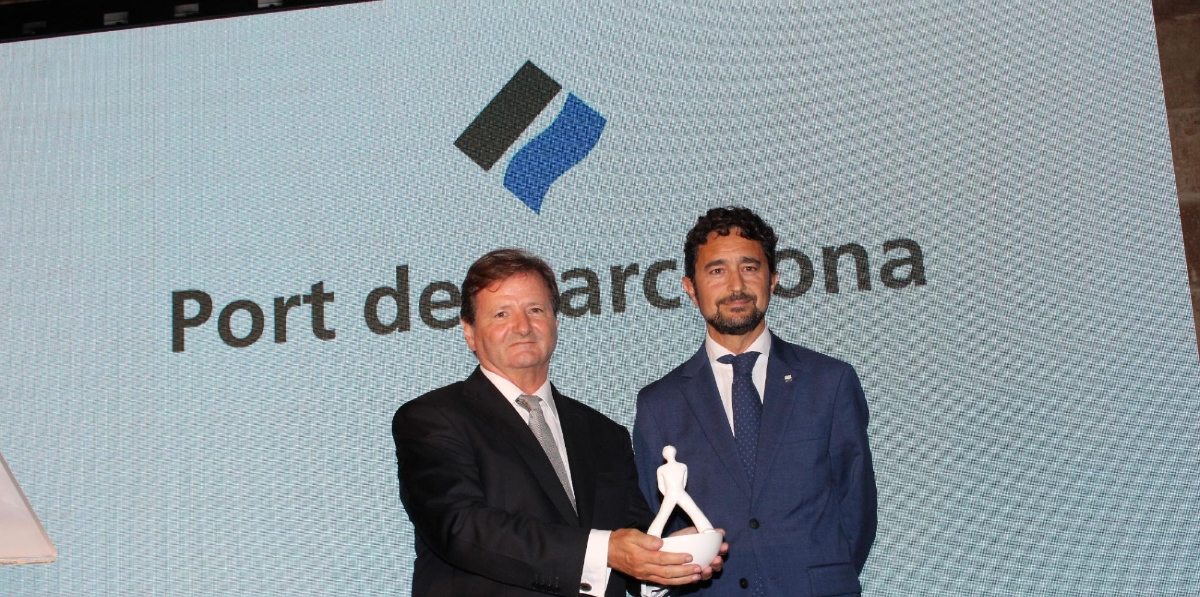 Damià Calvet hizo entrega de un miraestels a Antonio Llobet. Foto A.Tejera.