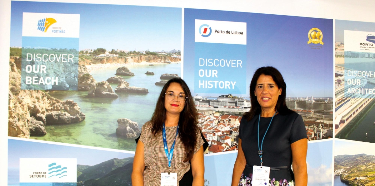 Ana Rita Rosa, Porto Mais (Algarve); y Ana Lourenco, Puerto de Lisboa, en el stand de los Puertos de Portugal.