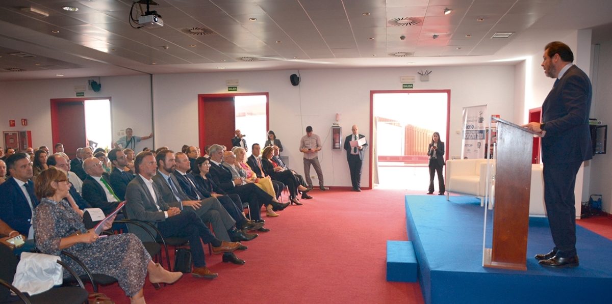El ministro de Transportes, Óscar Puente, en un momento de su intervención. Foto J.C.P.