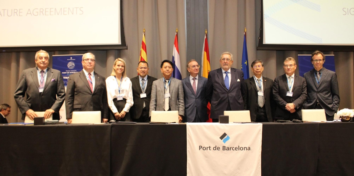 Firmantes de los convenios de colaboración entre asociaciones de Barcelona y Tailandia. Foto A.T.